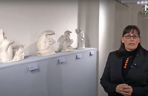 Avtorica razstave Mateja Breščak na spletni predstavitvi   dela  Frančiška Smerduja. 