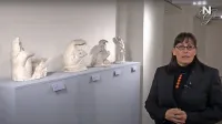 Avtorica razstave Mateja Breščak na spletni predstavitvi   dela  Frančiška Smerduja. 