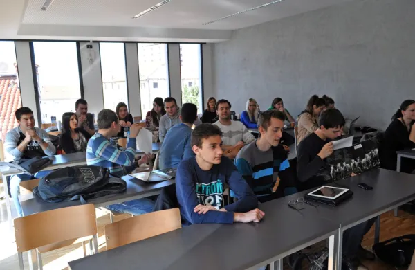 Rektorj ljubljanske univerze Igorj Papič meni, da bi ta vladna 
poteza lahko imela resne posledice, saj da bi bil lahko ogrožen vpis 
cele generacije na fakultete. 