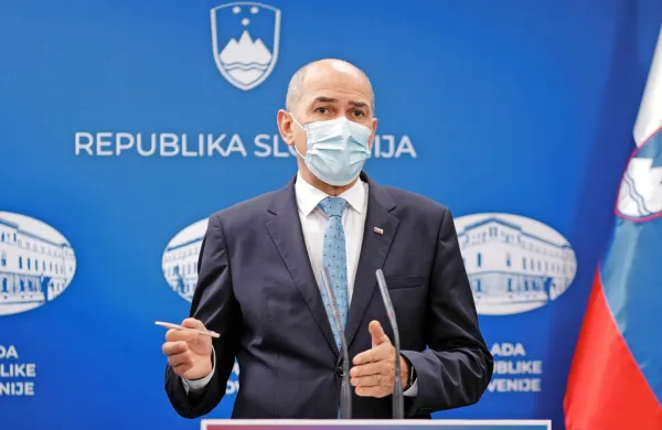 Zaradi širjenja angleške različice novega koronavirusa lahko 
govorimo o tretjem valu epidemije, meni premier Janez Janša. 