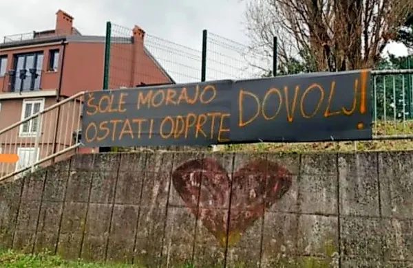 V Izoli, Kopru in Luciji so se danes pojavili številni transparenti. 
(Foto vir: FB skupina SMO)