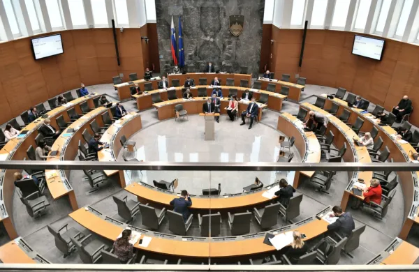 LM&Scaron;, SD, Levica in SAB vložile predlog sprememb poslovnika DZ za tajno glasovanje na daljavo