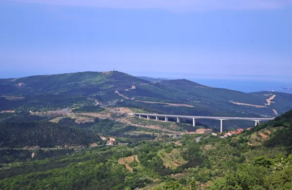 Na odločitev 2TDK o priznanju sposobnosti gradbincev za sodelovanje v drugi fazi javnega naročila za oddajo glavnih del na 
odseku Črni Kal-Koper so se zaenkrat pritožili trije neizbrani 
ponudniki. 
