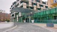 Pred zadnjim vhodom v hotel Palace Kempinski so 25. julija lani pele pesti.