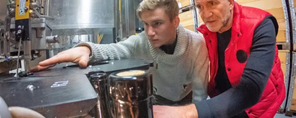 Aleš (desno) in Lan Kristančič sta pri svojem delu natančna in 
stroje tudi prilagajata vizijam njihove ekspresije v vinu. 