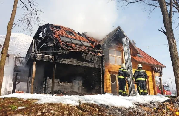 V Bovcu je požar popolnoma uničil stanovanjsko hišo.