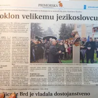 Ob 200. obletnici prihoda frančiškanov v samostan na Kostanjevici 
so ob Erjavčevi ulici v Novi Gorici odkrili doprsni kip jezikoslovcu 
patru Stanislavu Škrabcu.