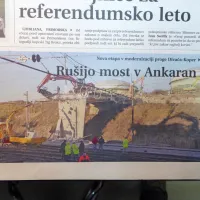 Rušenje cestnega nadvoza na Serminu je bila “ena pomembnejših 
etap” v modernizaciji železniške proge Koper-Divača. Drugega tira 
pa po desetih letih še vedno ni ...