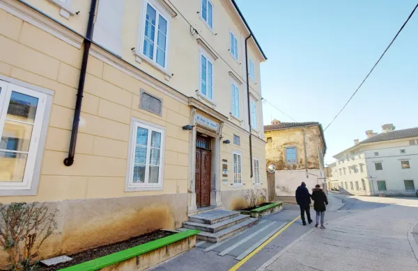 Fakulteta za vede o zdravju se seli v stavbo stare šole v Vipavi, kjer 
so prostori bistveno cenejši kot v Novi Gorici. 