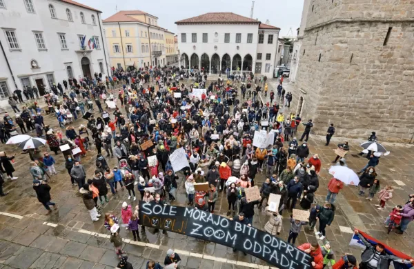  Kakih 700 protestnikov  je v Kopru  zahtevalo ponovno odprtje šol 
in vrtcev.