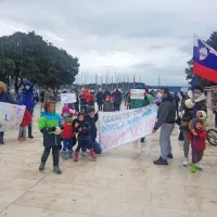 Tudi v Portorožu so starši in otroci pokazali nestrinjanje z zaprtjem 
šol in vrtcev.