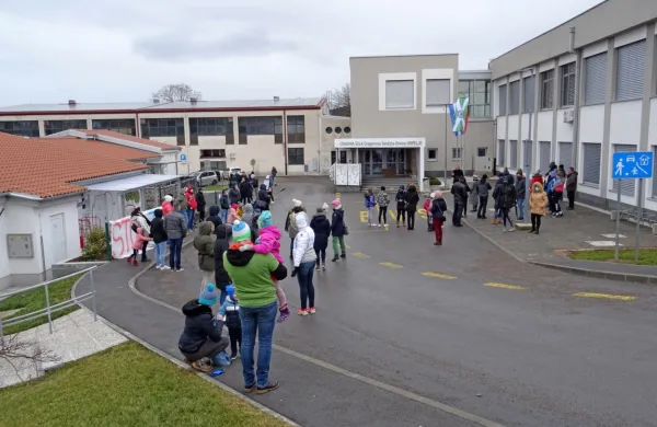 Več kot sto star&scaron;ev in otrok je zahtevalo odprtje &scaron;ol in vrtcev