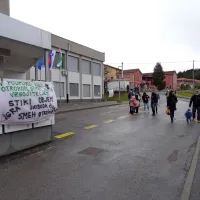 Več kot sto star&scaron;ev in otrok je zahtevalo odprtje &scaron;ol in vrtcev