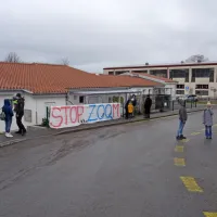 Več kot sto star&scaron;ev in otrok je zahtevalo odprtje &scaron;ol in vrtcev