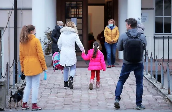 V ponedeljek bodo šole v rdečih regijah odprte za učence prve 
triade.