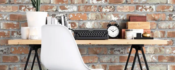 Idealna kombinacija za retro sanjače. Tapeta, ki je videti kot pravi 
opečnati zid.  Woodchip and Magnolia.