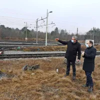 Območje med Terminalom, mejo in železnico si je v petek v družbi 
sežanskega župana Davida Škabarja (levo) ogledal tudi infrastrukturni minister Jernej Vrtovec. 