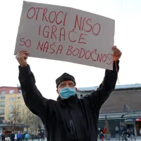 Na Gori&scaron;kem zahtevajo odprtje &scaron;ol in vrtcev