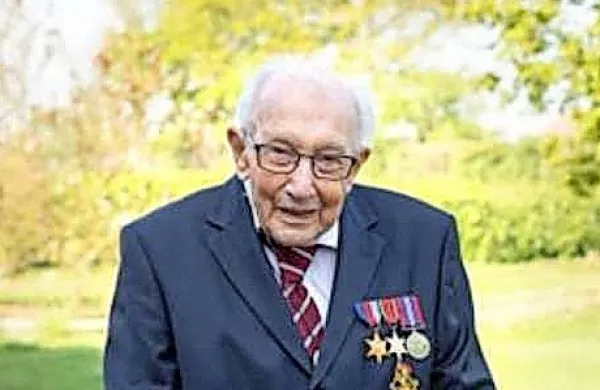 Britanski vojni veteran, stoletni Tom Moore, ki ga številni poznajo 
kot stotnika Toma, je danes umrl.