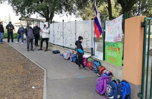 “Vsaj otroštvo jim pustite,” so napisali na največji transparent in 
ga pripeli na ograjo OŠ Lucija.   