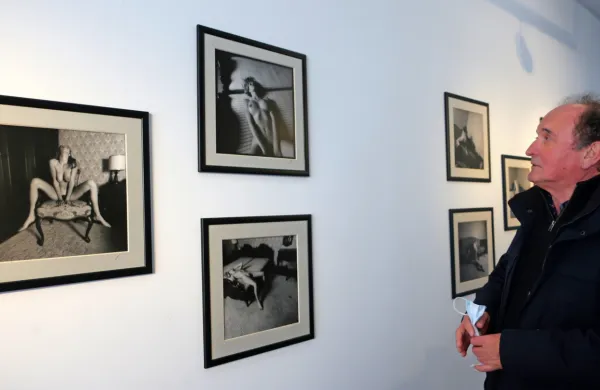 Jaka Jeraša ob fotografijah ženskih aktov, ki jih je sam razvil leta 1985 in so edini  v tedanjih okvirjih. 