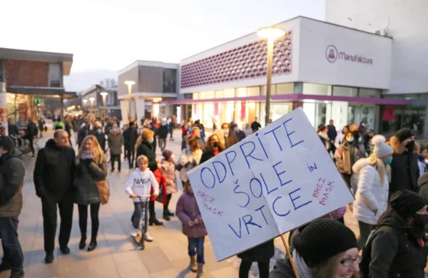 Protestnega shoda se je udeležilo približno 300 ljudi, med njimi tudi veliko otrok. 