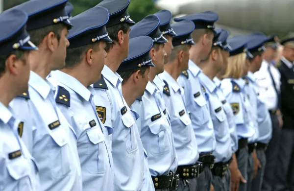 Z lansko in letošnjo generacijo v policiji le polnijo vrzeli po 
številnih upokojitvah.