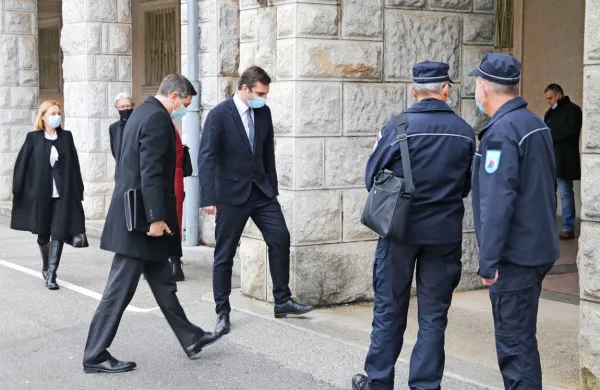 Predsednik republike Borut Pahor se je ob 10. uri v mestni hiši 
srečal s poveljnikoma republiške in regijske civilne zaščite 
Srečkom  Šestanom  in Samuelom Kosmačem in novogoriškim 
županom Klemnom Miklavičem.