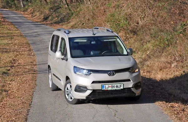 Avto je nastal na PSA-jevi platformi EMP2, tudi pod Toyotino 
znamko je na voljo v dveh dolžinah, v dveh karoserijskih različicah 
in z znanimi bencinskimi in dizelskimi pogoni.