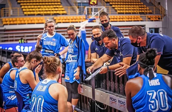 Slovenija je zadnjo kvalifikacijsko tekmo odigrala na Kreti, na fotografiji ena od minut odmora 
selektorja Damirja Grgića (s tablo).