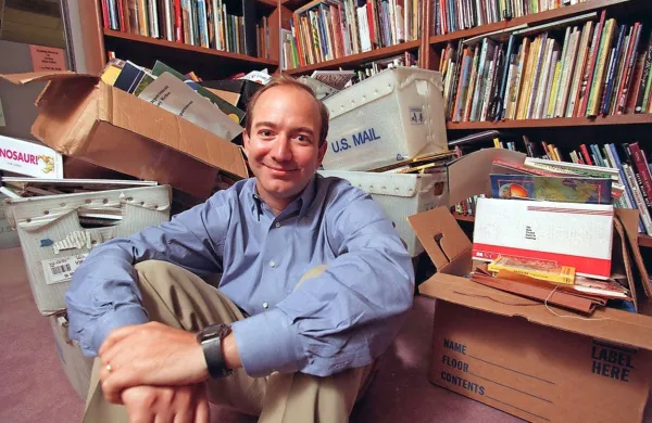 Jeff Bezos v domači garaži, ko je Amazon po pošti pošiljal knjige 
...
