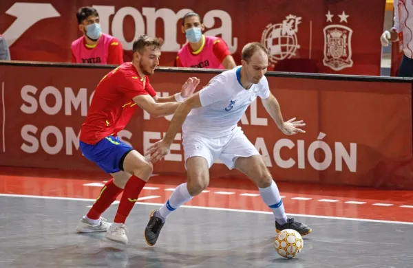 Kristijan Čujec (z žogo) je bil tudi na gostovanju v Španiji med 
najvidnejšimi posamezniki v slovenski izbrani vrsti. 
