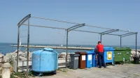 Takole so leta 2012 uredili ločeno zbiranje odpadkov ob ribiškem 
pomolu in mandraču, kmalu naj bi ga skrili očem in ga umestili   
pod zemljo.  