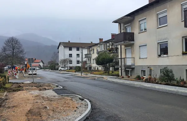 Za dokončanje prve faze obnove  Stresove ulice  namenjajo dodaten denar, soseska Memurje bo na 
asfalt počakala. 