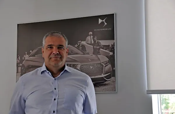 Krmilo  podjetja, ki ima nekaj več kot 500 zaposlenih, vodi Jožko 
Tomšič, še do lani šef znamk Citroen in Peugeot v Sloveniji.

