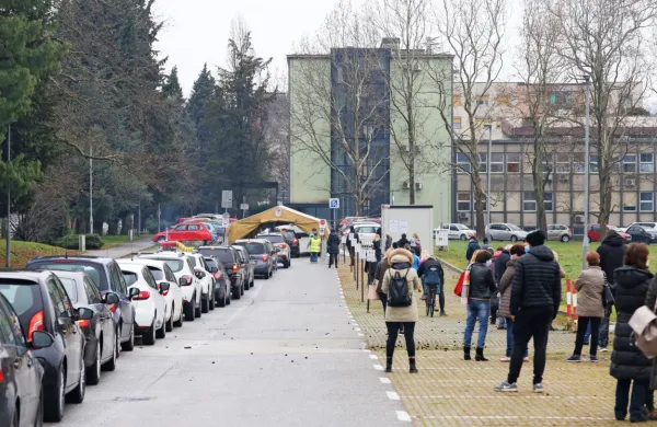 Včeraj je bila v Novi Gorici dolga vrsta čakajočih čezmejnih 
delavcev na hite teste.