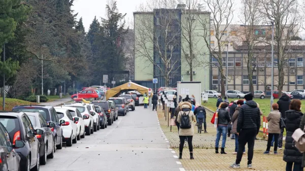 Včeraj je bila v Novi Gorici dolga vrsta čakajočih čezmejnih 
delavcev na hite teste.