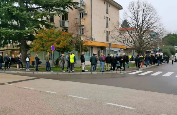 Okrog 16. ure so redarji prešteli čakajoče v vrsti in prijazno 
odslovili tiste, za katere je hitrih testov zmanjkalo.