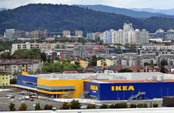 Trgovina, ki stoji v nakupovalnem središču BTC City v Ljubljani, je 
prva Ikeina trgovina v Sloveniji. 