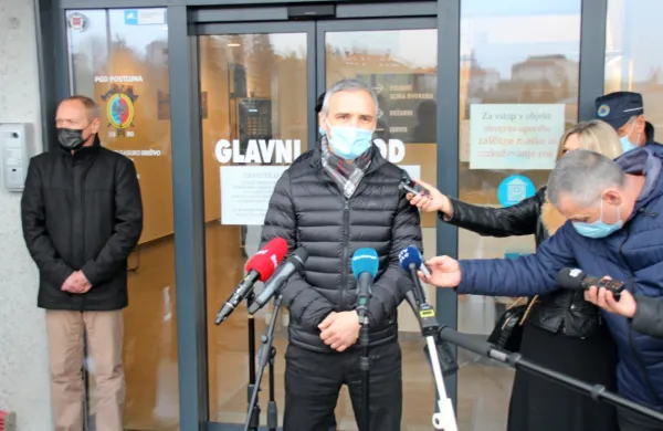 Minister Janez Cigler Kralj v Postojni na razširjeni seji štaba civilne 
zaščite Notranjska o razmerah v domovih upokojencev.
