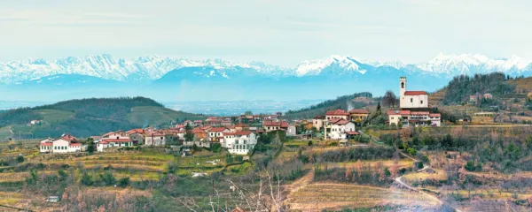 V edrijan z verigo alpskih vrhov , ki se vzpenjajo iz  Furlanske nižine.