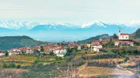 V edrijan z verigo alpskih vrhov , ki se vzpenjajo iz  Furlanske nižine.