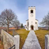 Cerkev sv. Vida iz 16. stoletja krasi baročni oltar.