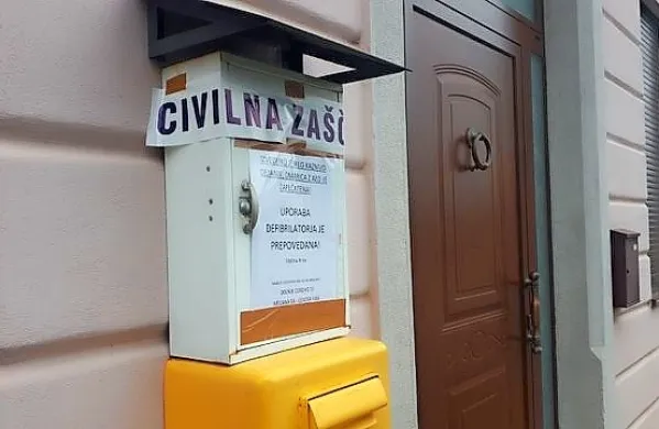 Po petih vaseh v Goriških brdih so zdaj odkrili, da so defibrilatorje 
ukradli tudi v sedmih vaseh Banjške in Trnovske planote.