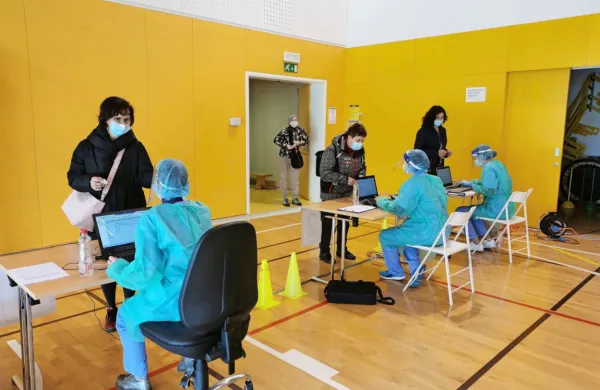 Današnje hitro testiranje za zaposlene v izobraževanju in vzgoji v 
Novi Gorici.



