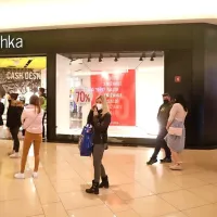 Tudi v nakupovalnem središču Planet Koper je bil danes, ko so 
vrata spet odprle tudi manjše neživilske trgovine, po dolgem času 
spet vrvež.