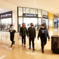 Tudi v nakupovalnem središču Planet Koper je bil danes, ko so 
vrata spet odprle tudi manjše neživilske trgovine, po dolgem času 
spet vrvež.