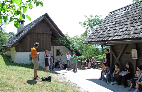 Finžgarjeva rojstna hiša v  Doslovčah, nedaleč od Prešernove Vrbe, 
je urejena v muzej, posvečen tako  pisateljevemu življenju in  delu 
kakor  gradbeni in bivalni kulturi kajžarske družine konec 19. 
stoletja na Gorenjskem.