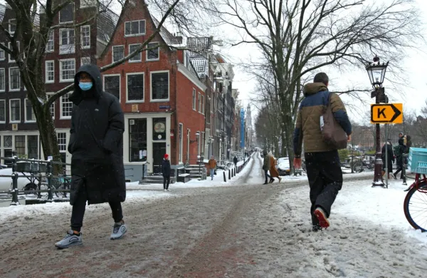  Za prebivalce Amsterdama je hoja po zasneženih ulicah redka in 
neobičajna. 