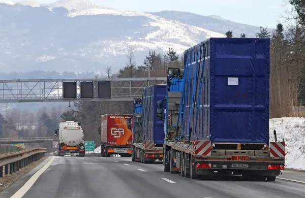 Policisti bodo v tem tednu poostreno nadzirali tudi spoštovanje 
prepovedi prehitevanja za tovornjake na štajerski in primorski 
avtocesti.